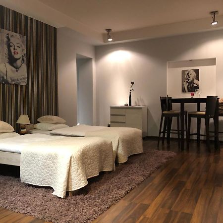 Apartament Tipton Apartment เยเลเนียกูรา ภายนอก รูปภาพ