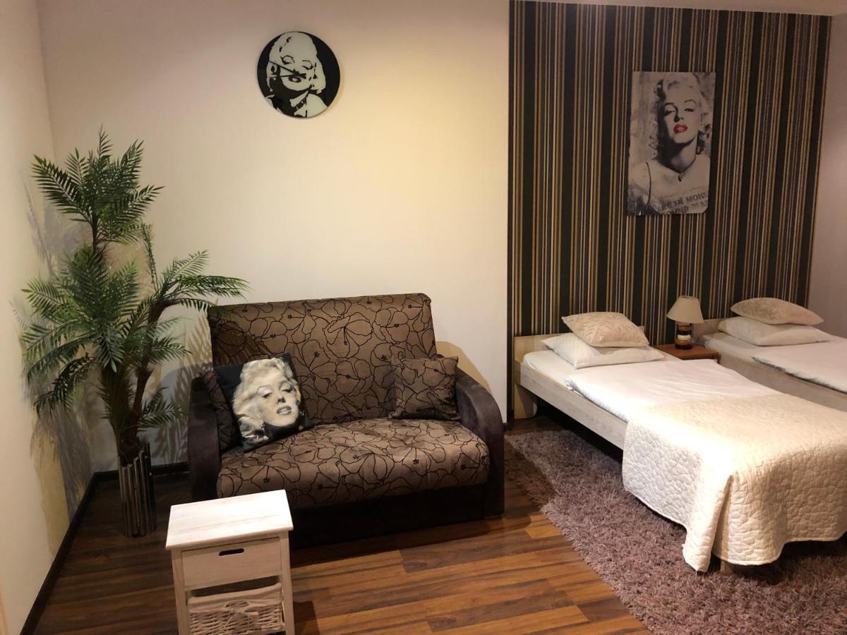 Apartament Tipton Apartment เยเลเนียกูรา ภายนอก รูปภาพ