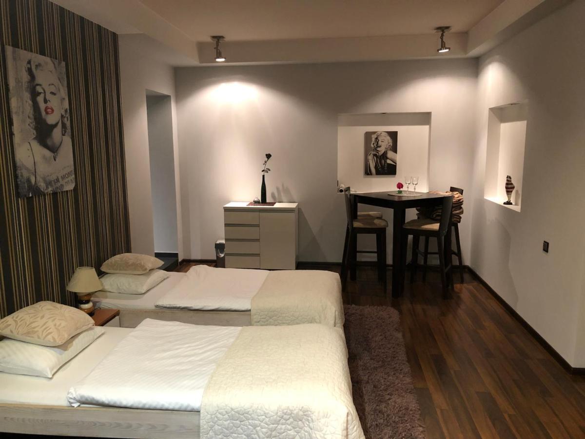 Apartament Tipton Apartment เยเลเนียกูรา ภายนอก รูปภาพ