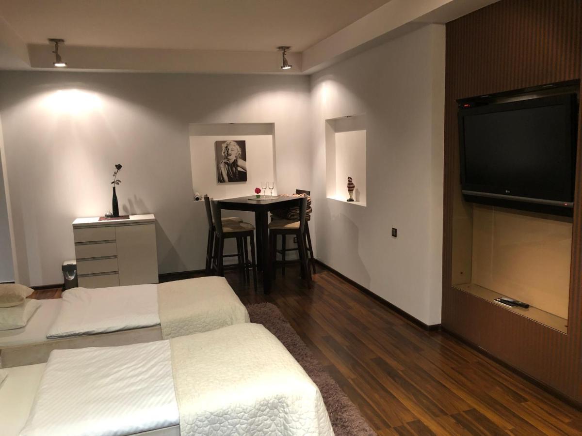 Apartament Tipton Apartment เยเลเนียกูรา ภายนอก รูปภาพ