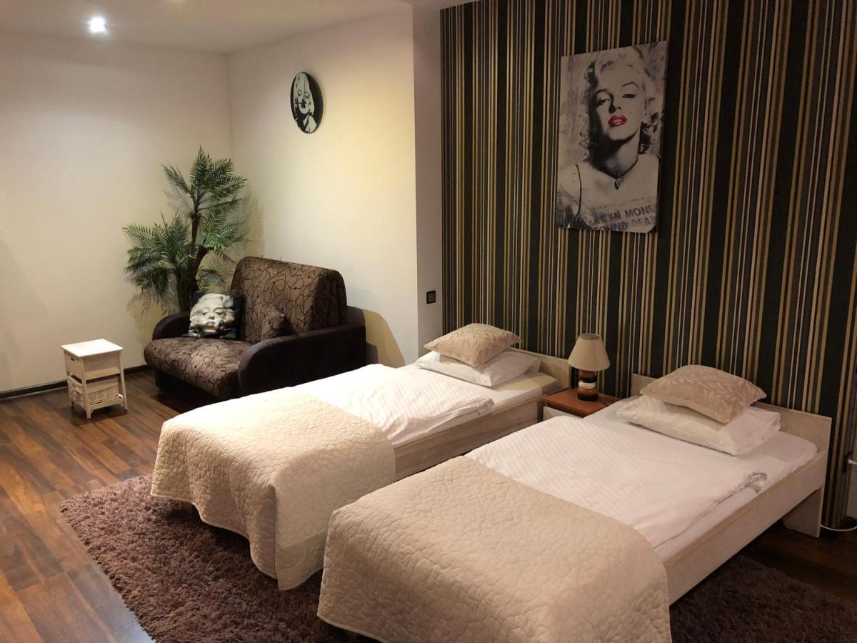Apartament Tipton Apartment เยเลเนียกูรา ภายนอก รูปภาพ
